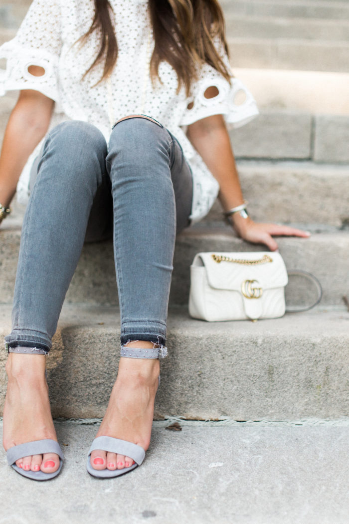 how to style grey jeans for summer