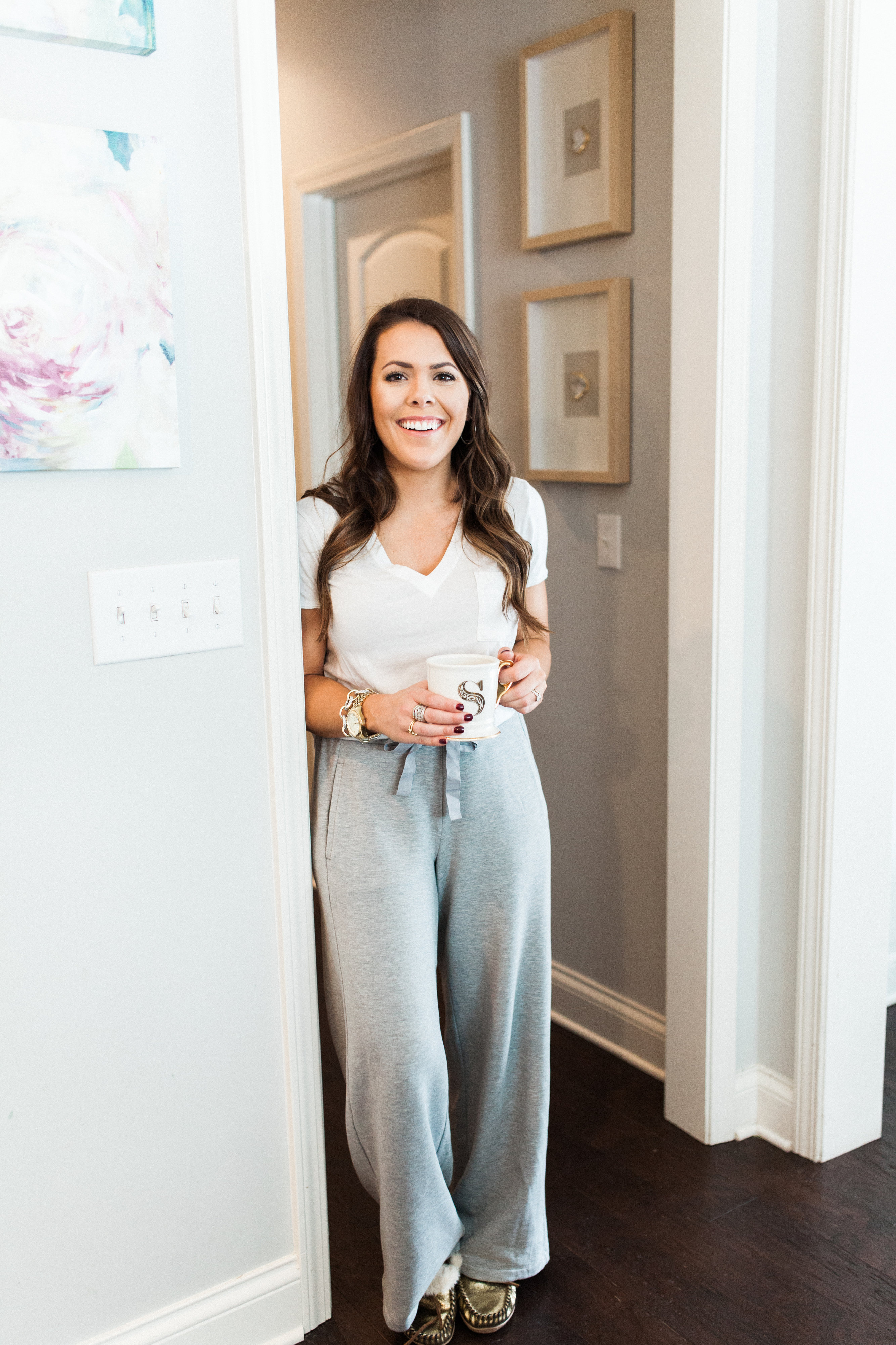 The BEST sweatpants / the perfect white v-neck t-shirt 