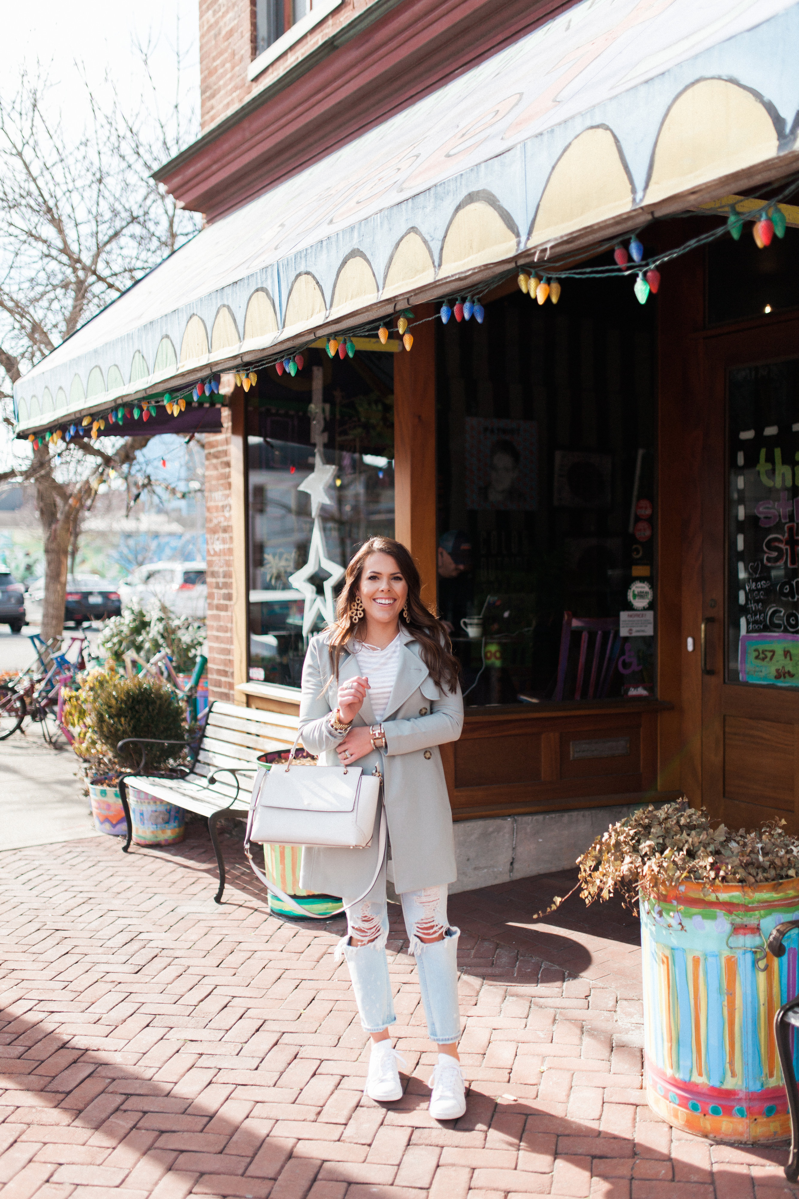 Sporty Spring Outfit / Trench Coat & Boyfriend Jeans