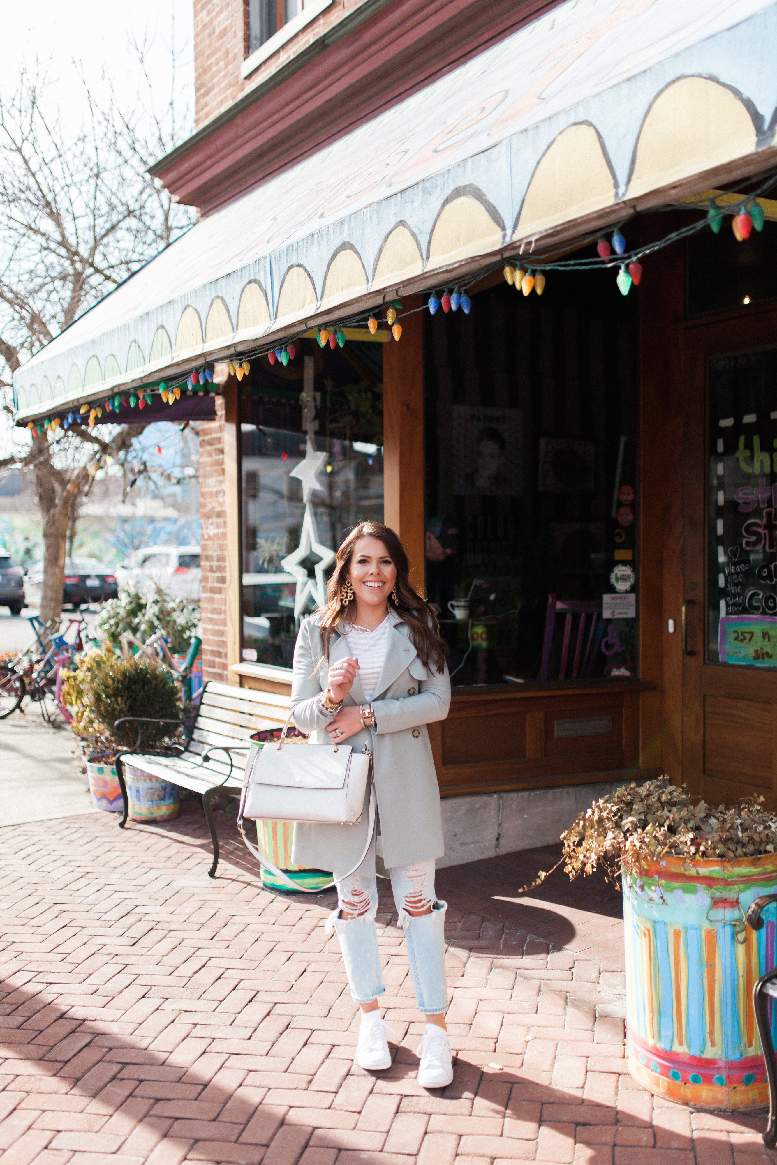 Sporty Spring Outfit / Trench Coat & Boyfriend Jeans