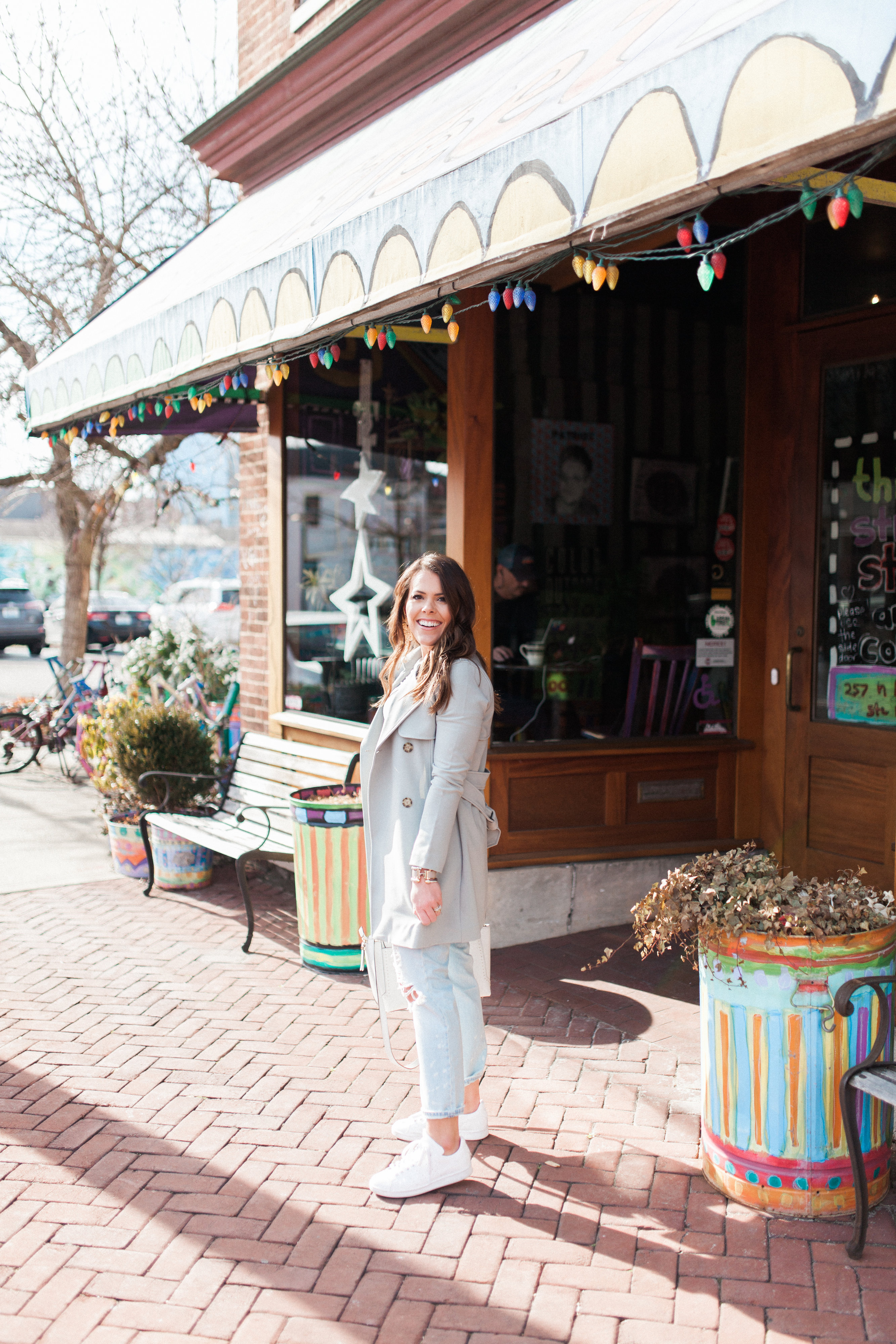 Sporty Spring Outfit / Trench Coat & Boyfriend Jeans