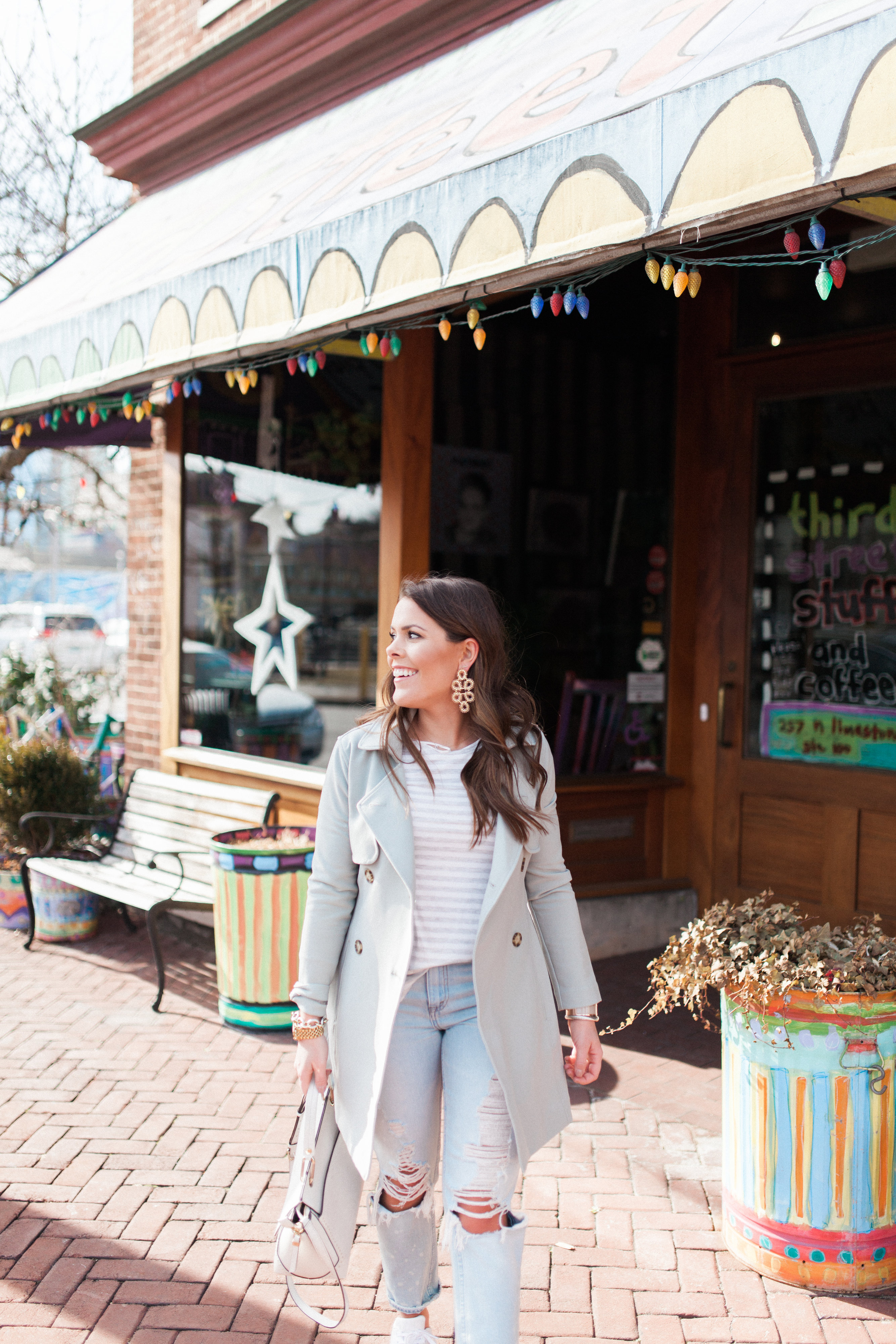 Sporty Spring Outfit / Trench Coat & Boyfriend Jeans