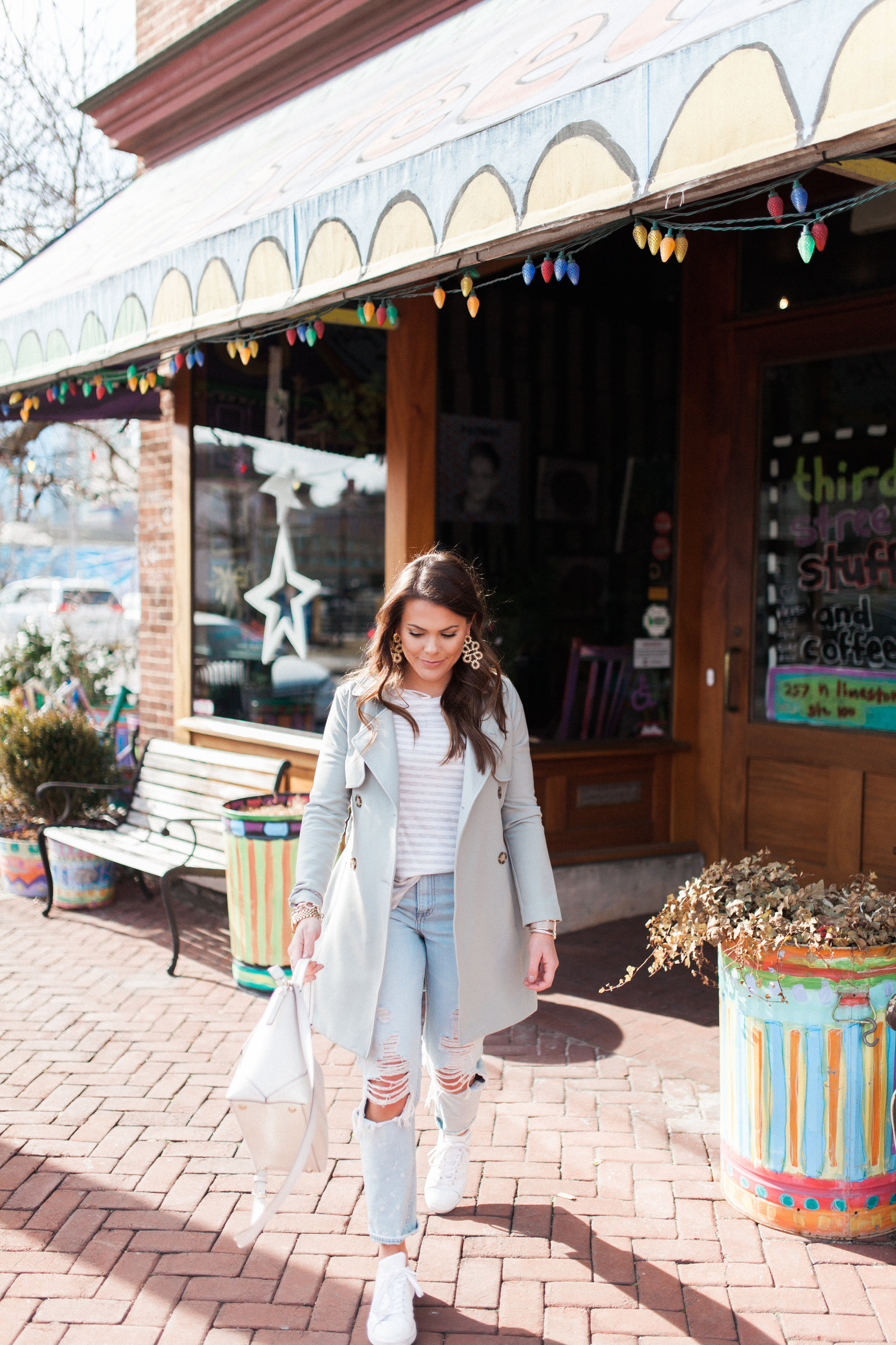 Sporty Spring Outfit / Trench Coat & Boyfriend Jeans