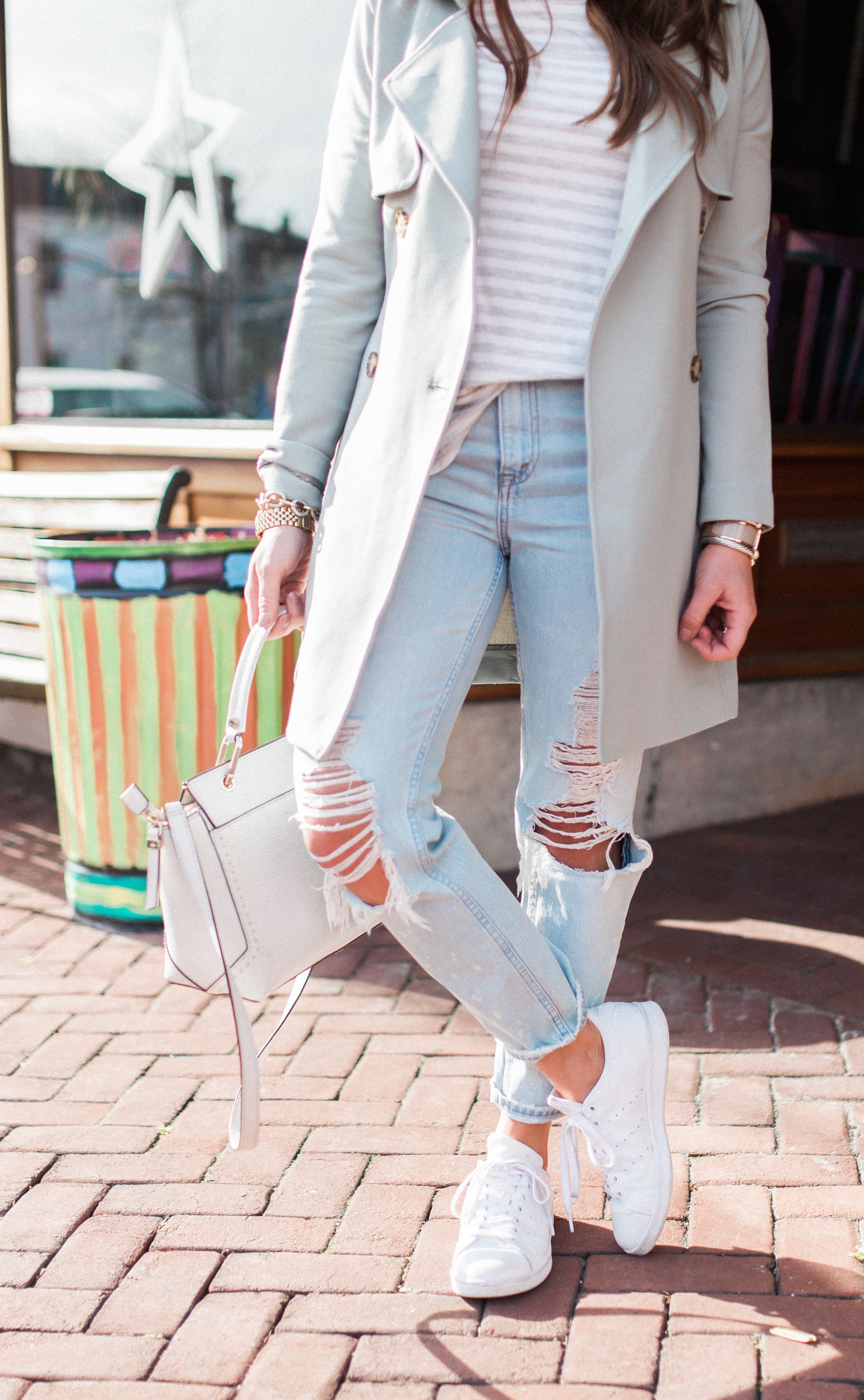 Sporty Spring Outfit / Trench Coat & Boyfriend Jeans