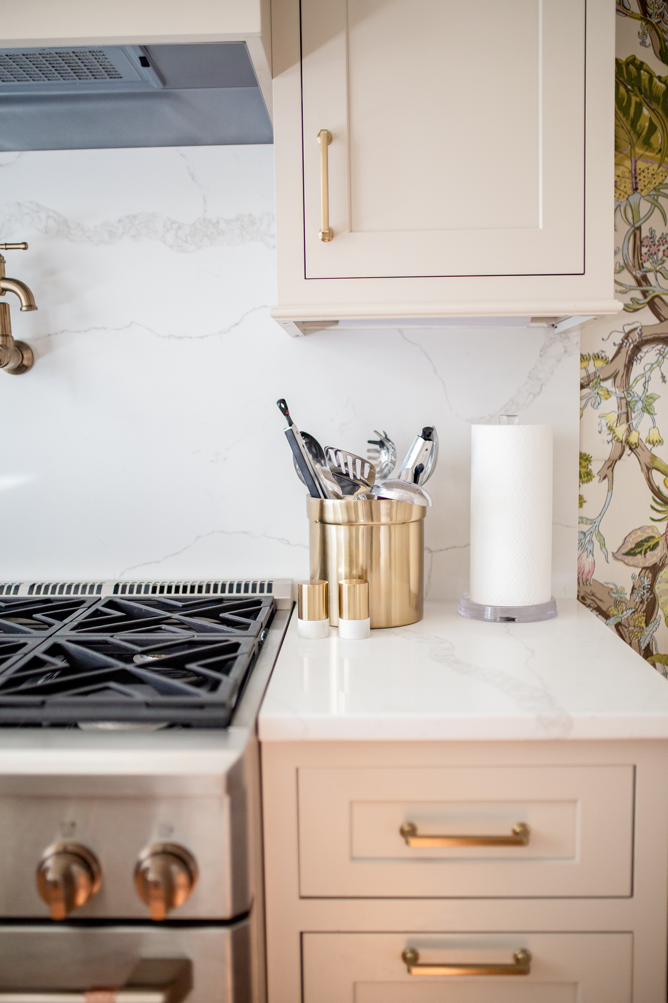 Southern Transitional Kitchen / Glitter & Gingham