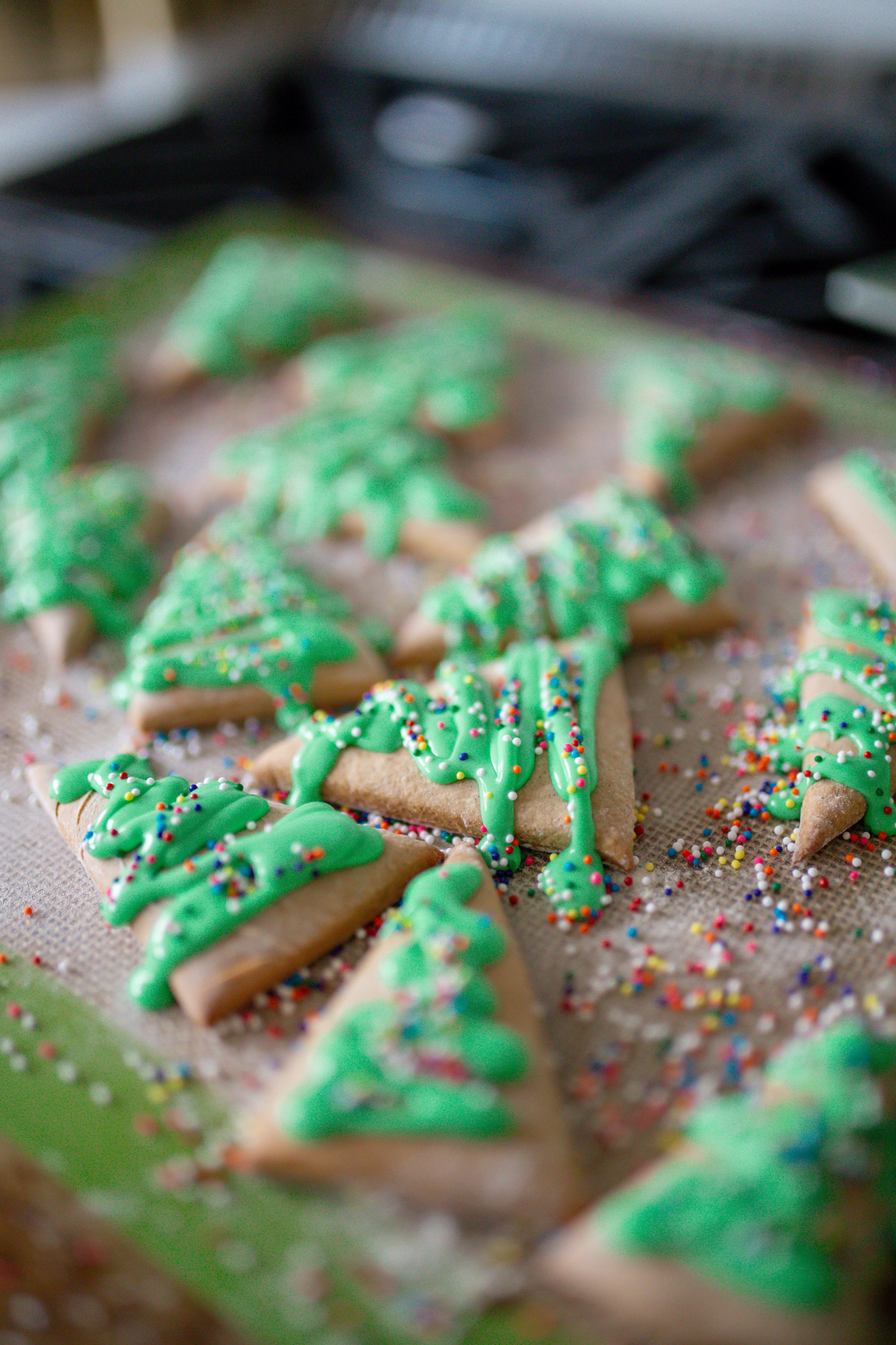 Gingerbread Christmas Tree Cookies / Glitter & Gingham 