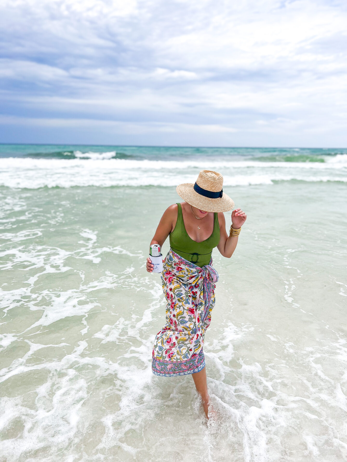 Flattering one piece swimsuit // Glitter & Gingham 